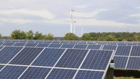 Energiedorf Lübesse | Photovoltaikanlagen mit Windrädern im Hintergrund