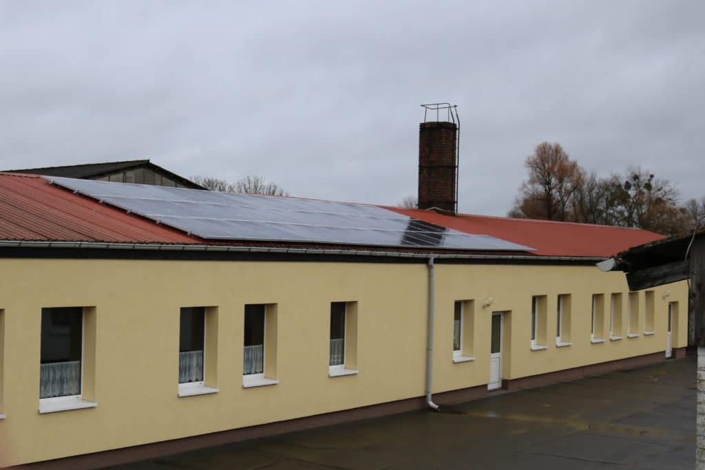 Begegnungszentrum Kublank | Baracke mit Solaranlage auf dem Dach
