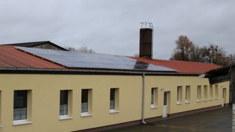 Begegnungszentrum Kublank | Baracke mit Solaranlage auf dem Dach